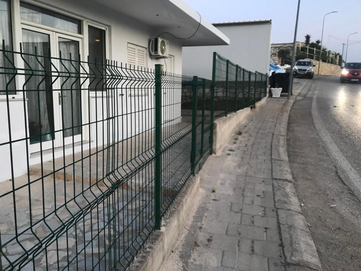 Eleni'S Holiday Rooms Himare Bagian luar foto