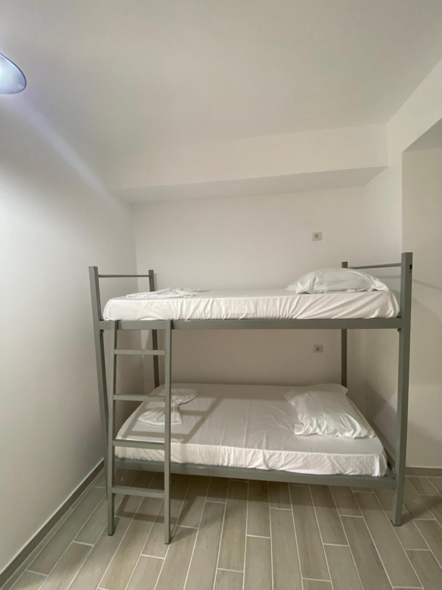 Eleni'S Holiday Rooms Himare Bagian luar foto