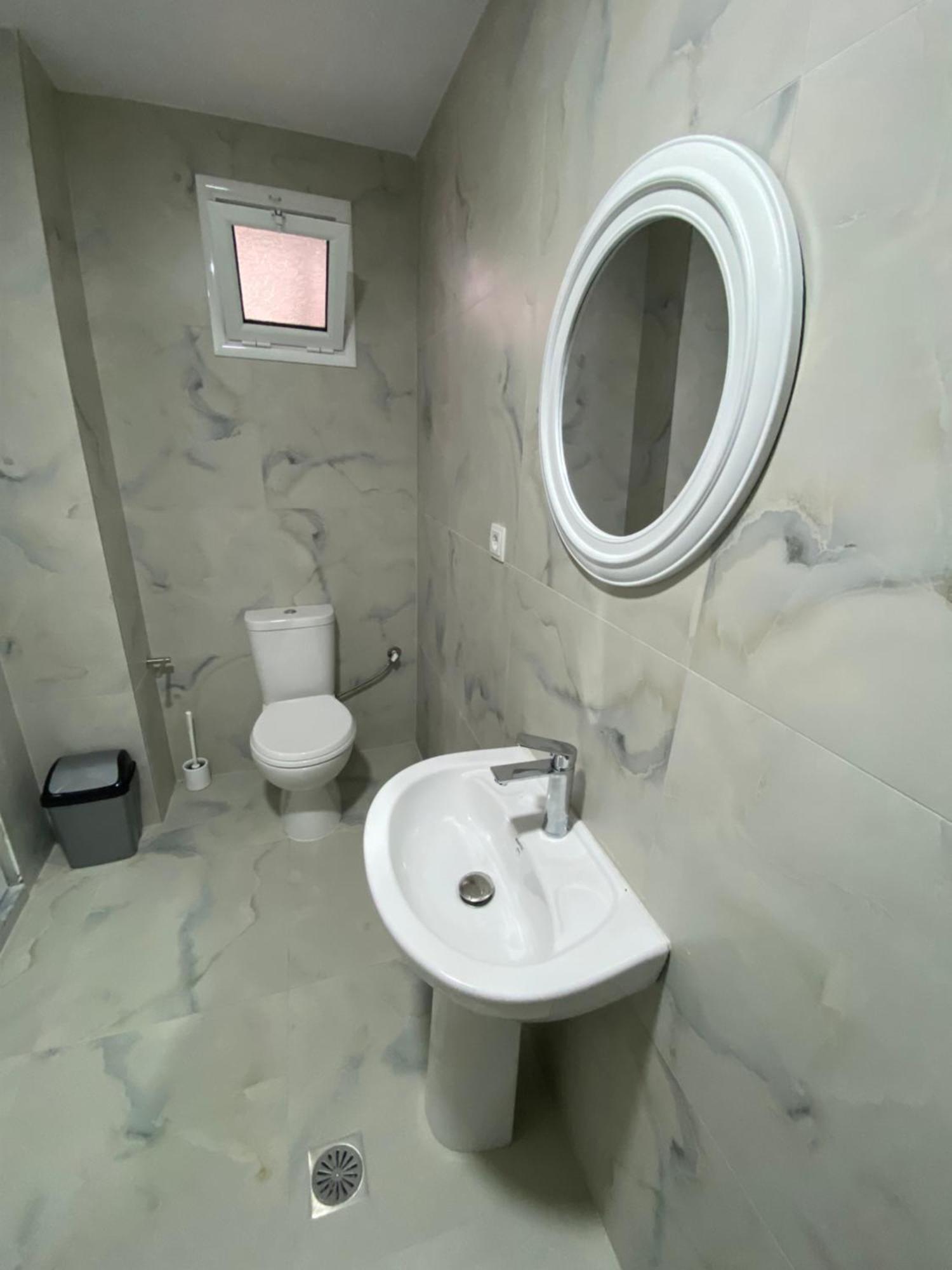 Eleni'S Holiday Rooms Himare Bagian luar foto