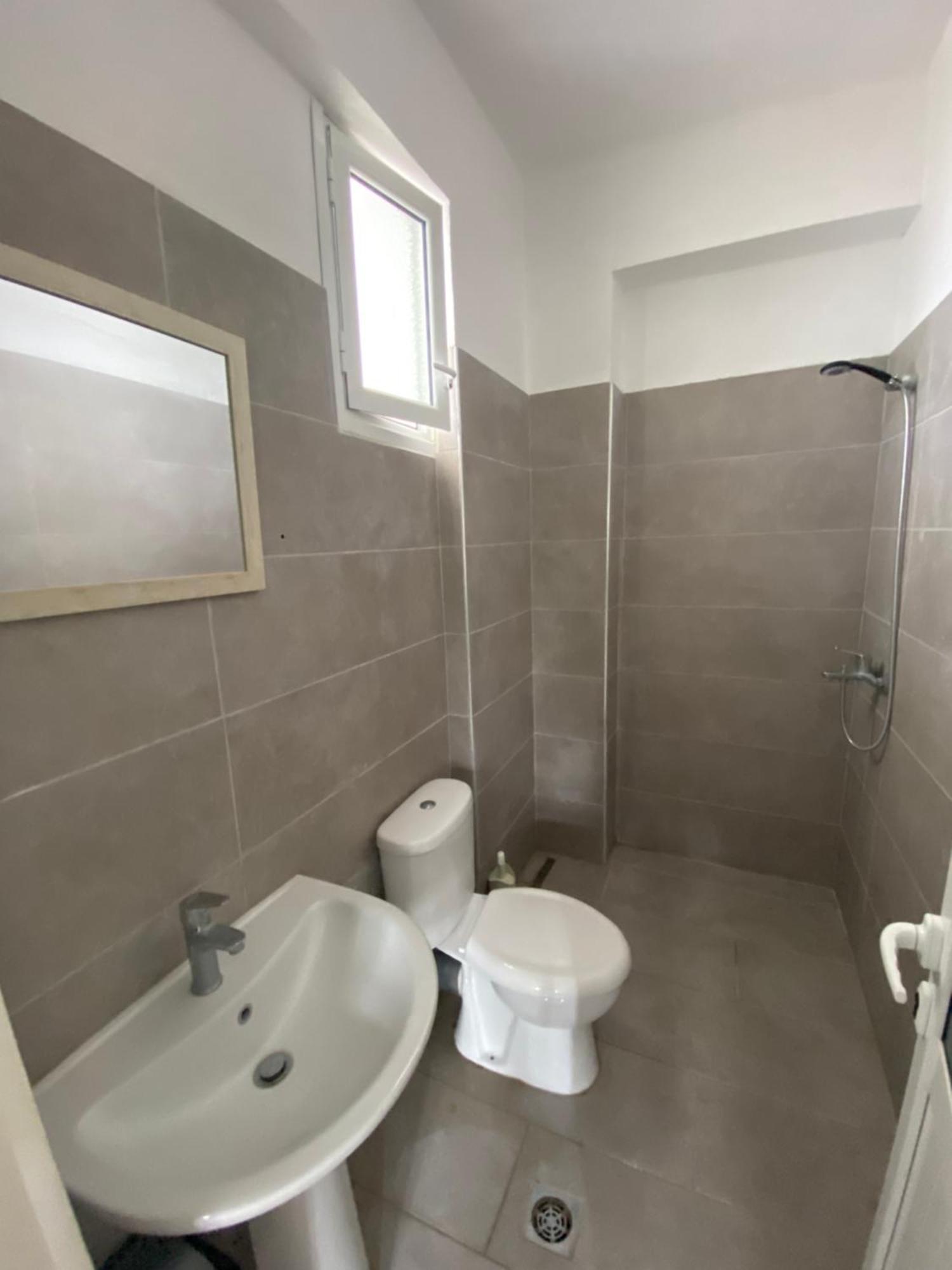 Eleni'S Holiday Rooms Himare Bagian luar foto