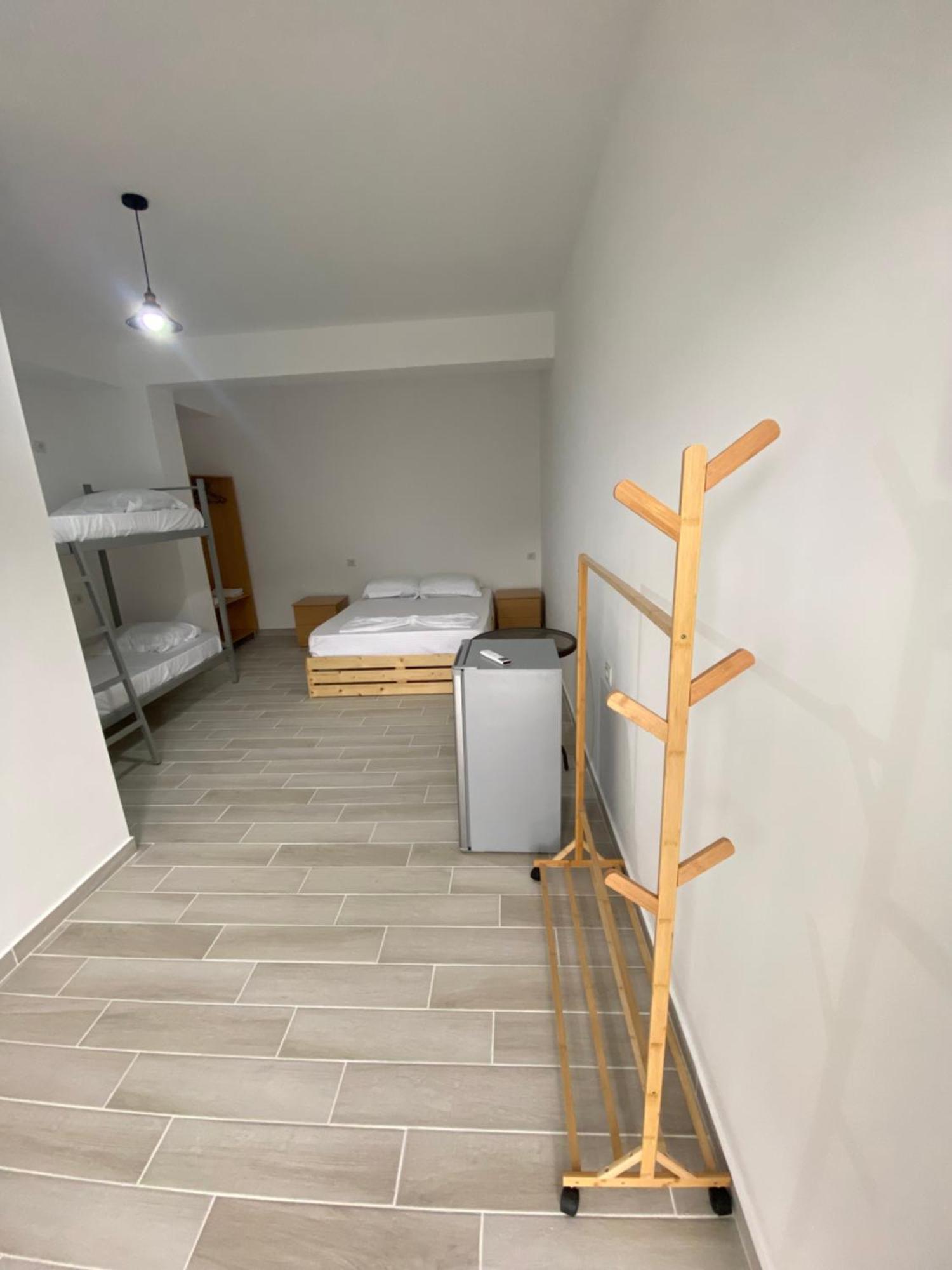 Eleni'S Holiday Rooms Himare Bagian luar foto