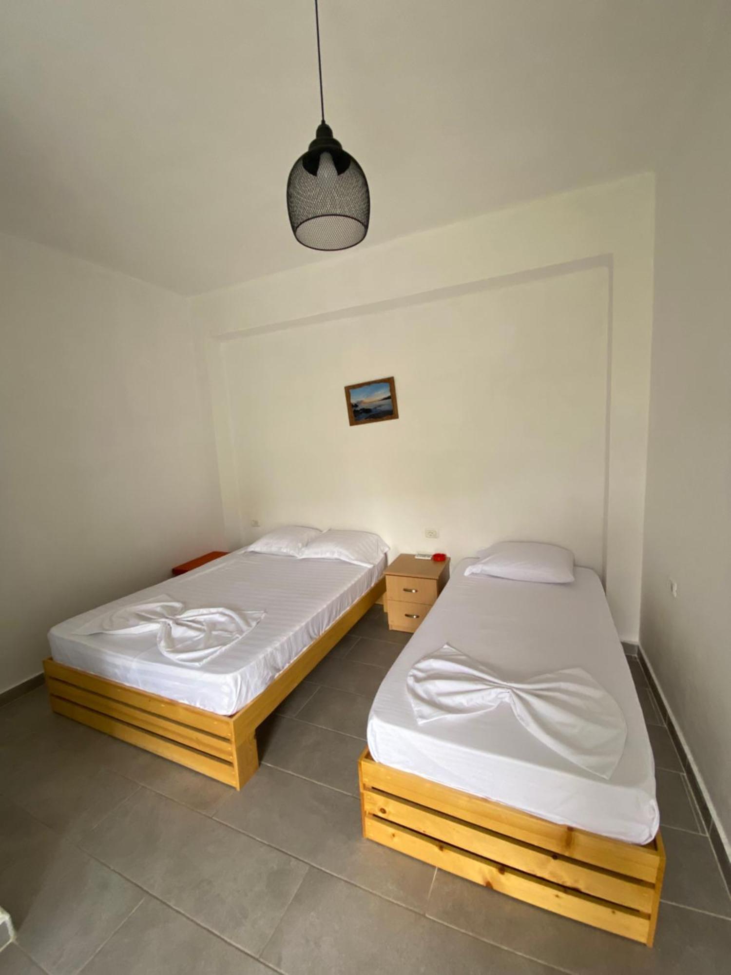 Eleni'S Holiday Rooms Himare Bagian luar foto