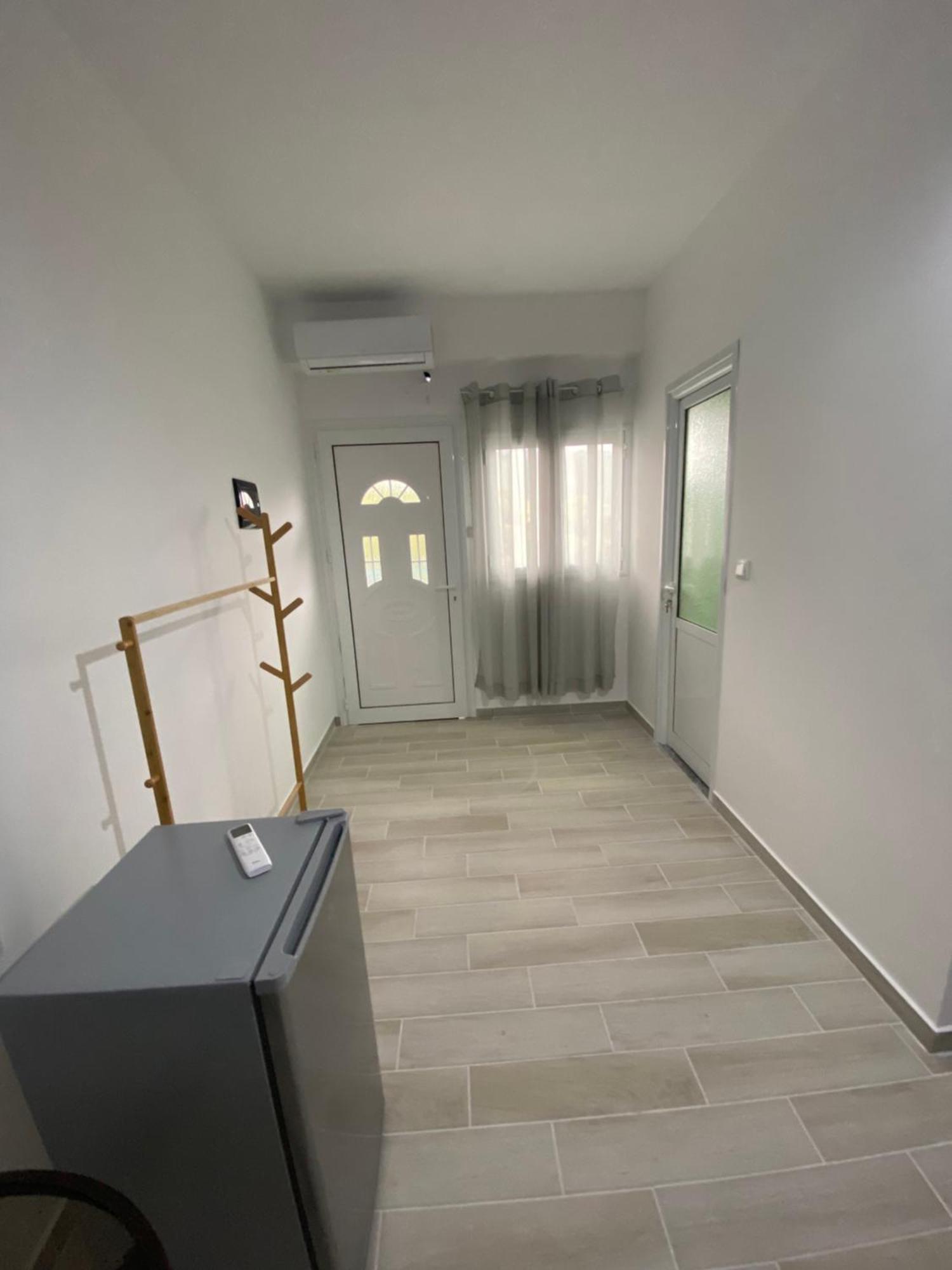 Eleni'S Holiday Rooms Himare Bagian luar foto