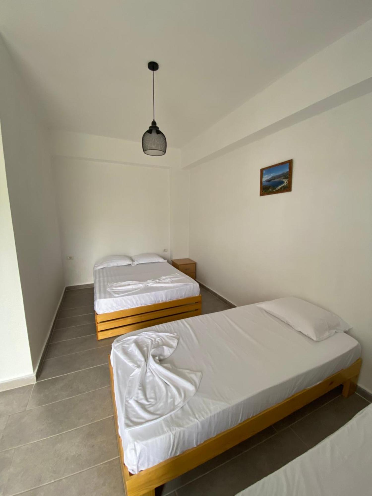 Eleni'S Holiday Rooms Himare Bagian luar foto
