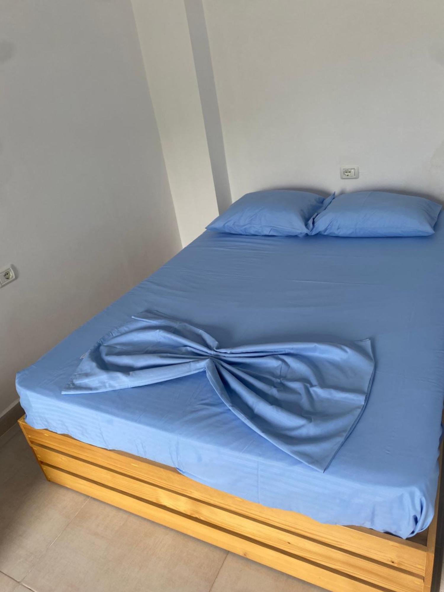 Eleni'S Holiday Rooms Himare Bagian luar foto