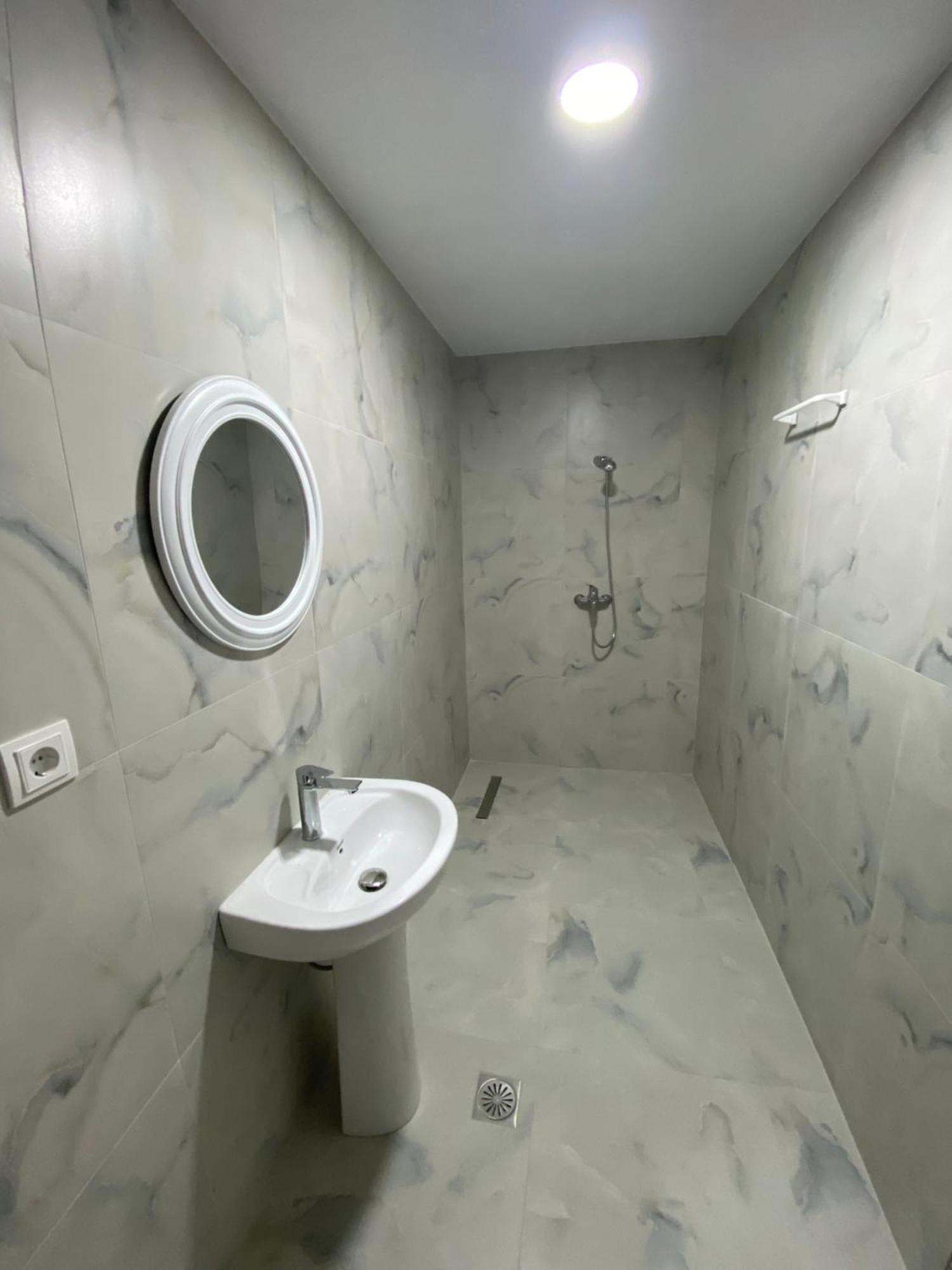 Eleni'S Holiday Rooms Himare Bagian luar foto