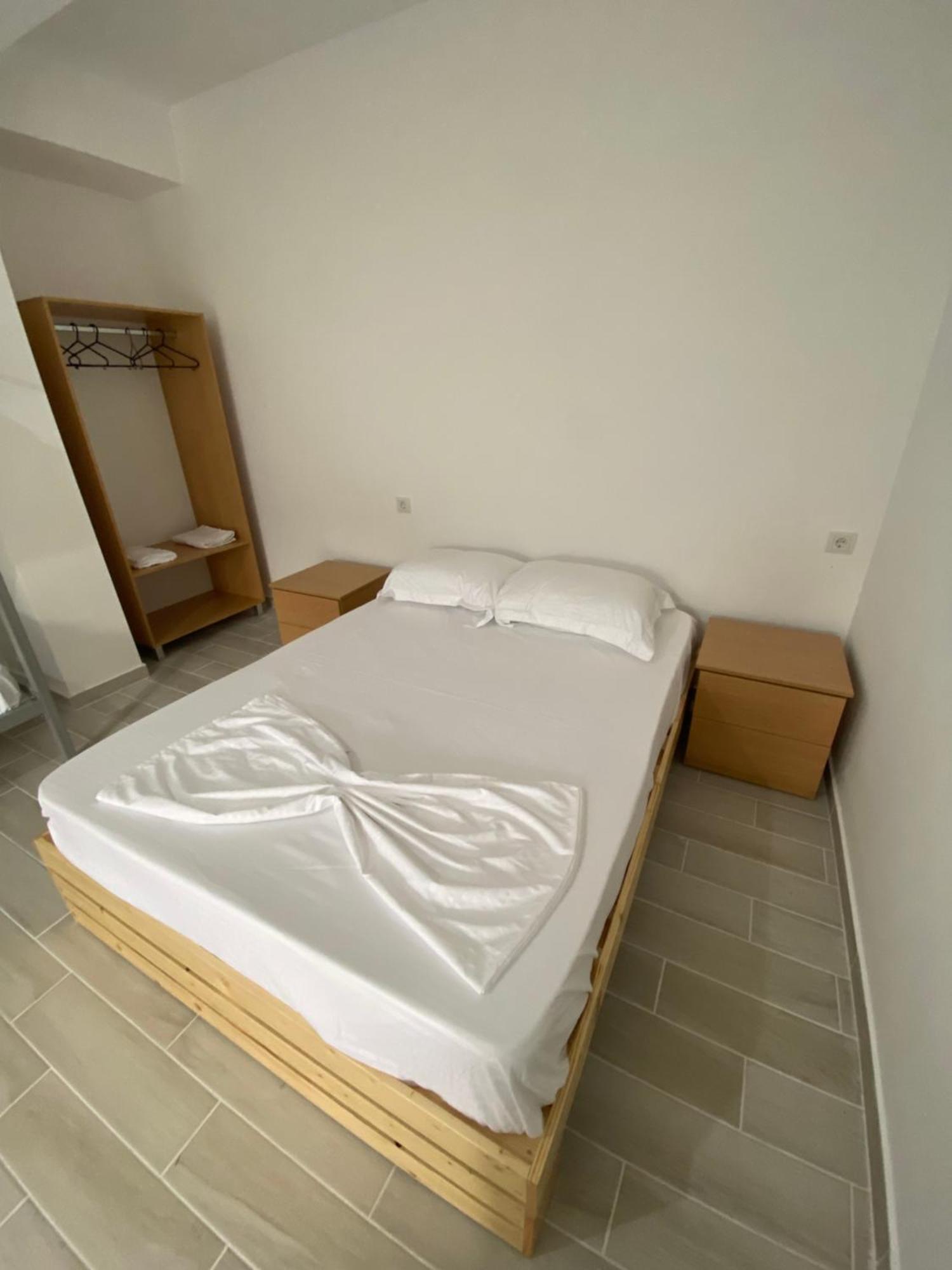 Eleni'S Holiday Rooms Himare Bagian luar foto