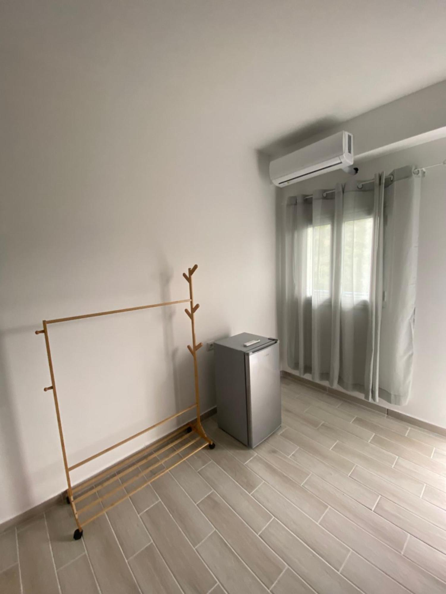 Eleni'S Holiday Rooms Himare Bagian luar foto