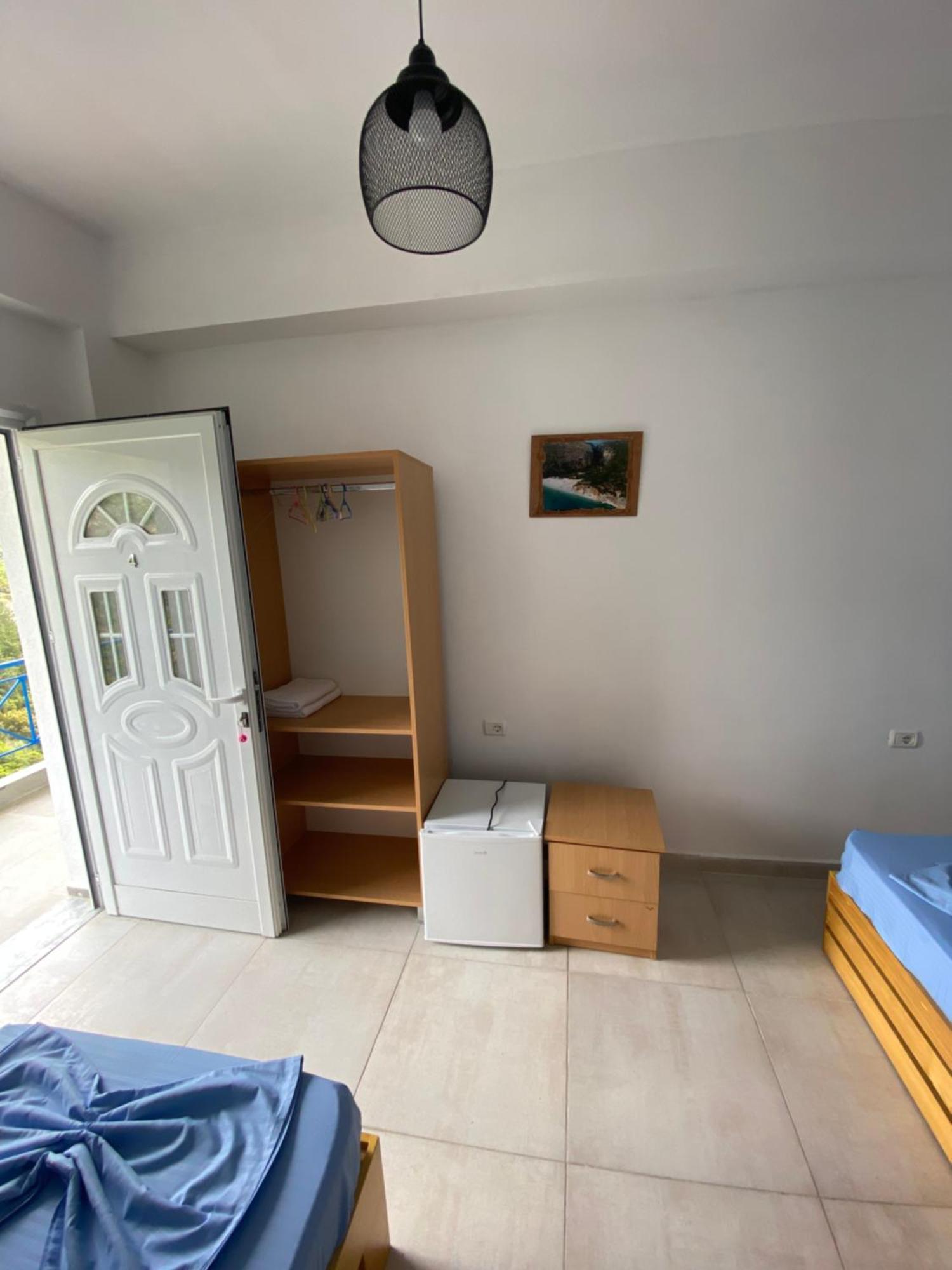 Eleni'S Holiday Rooms Himare Bagian luar foto